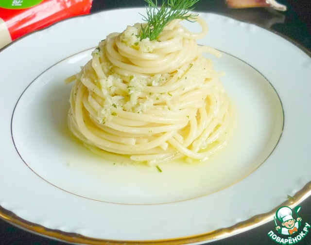 Spaghetti with garlic sauce