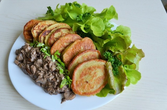 Lentil cakes with mushrooms curry