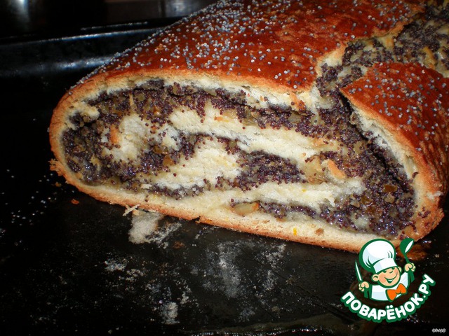 Roll dough with poppy seeds and walnuts