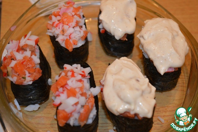 Роллы запеченные со спайси соусом