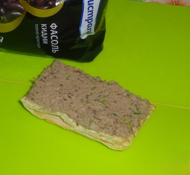 Eateries cakes with beans and liver