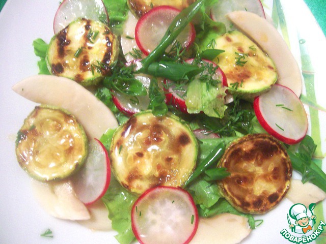 Салат овощной со свежими шампиньонами и кабачком