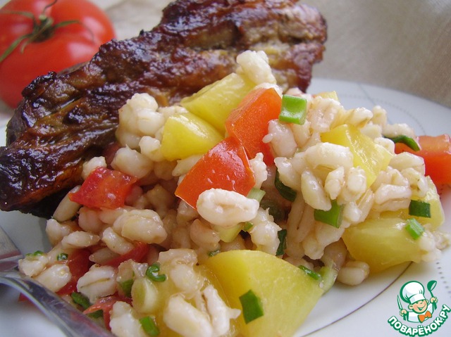 Salad of pearl barley with peaches and tomatoes