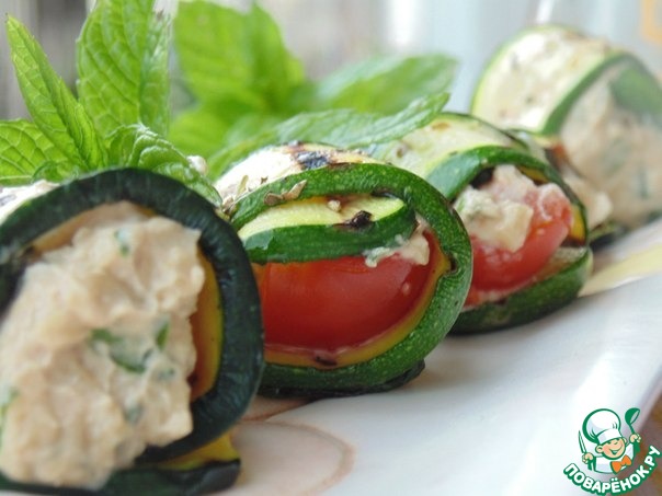 Рулетики из кабачков с сырной начинкой