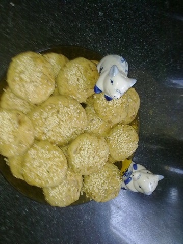 Cabbage dumplings with sesame seeds