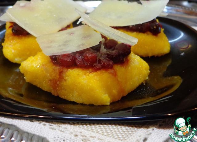 Тартинки из поленты с брусничным соусом и сыром