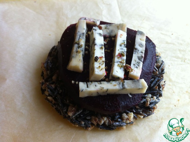 Рисово-миндальная галета со свеклой и сыром