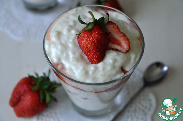 Condé with peaches, strawberries and liqueur