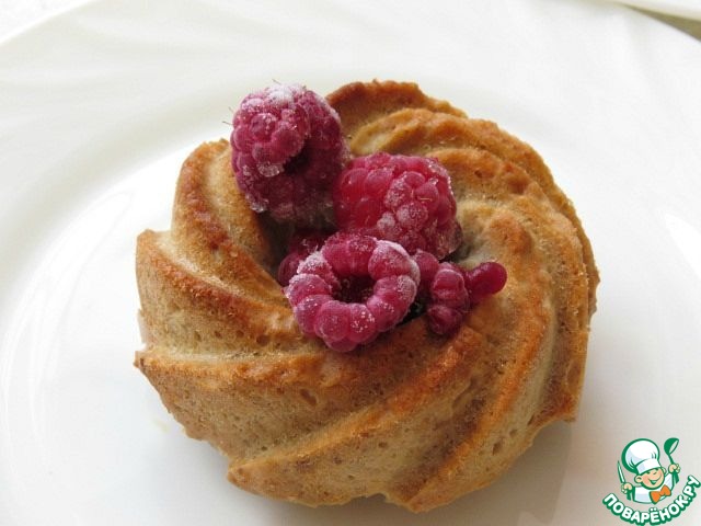 Walnut mini cakes with raspberry sauce