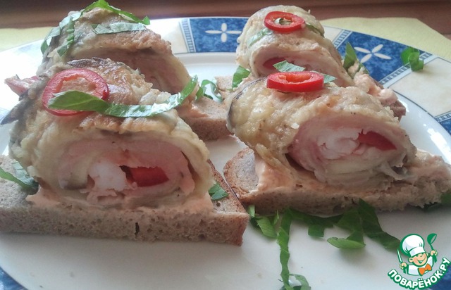 Баклажанные рулетики с креветками и соусом чили