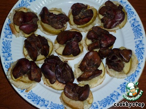 Canapes with chicken liver, onions and apples