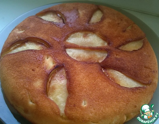 Apple pie with apples in the pan
