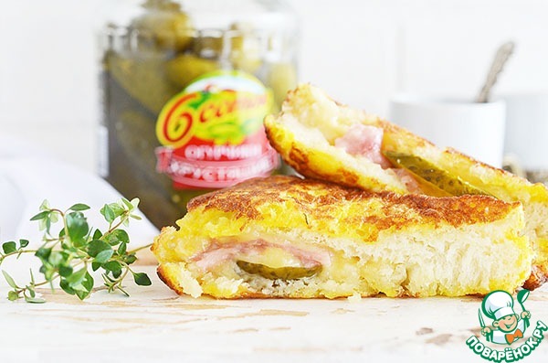 Crispy toast with cucumber and ham