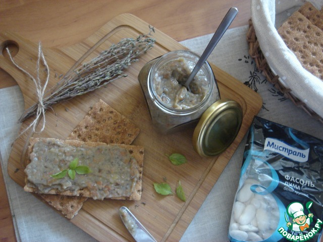 Bean pate with boletus