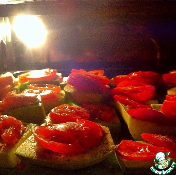 Печеные кабачки с помидором