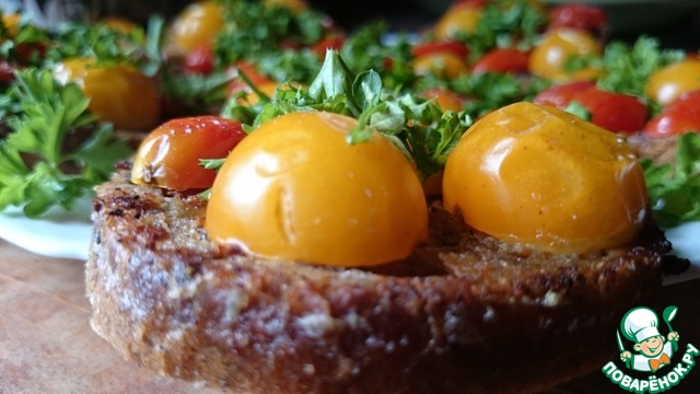 Garlic toast with cherry tomatoes and parsley