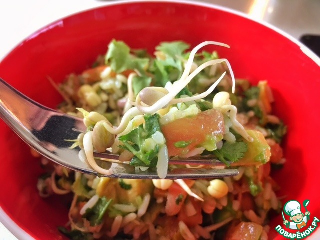 Salad with sprouted mung beans