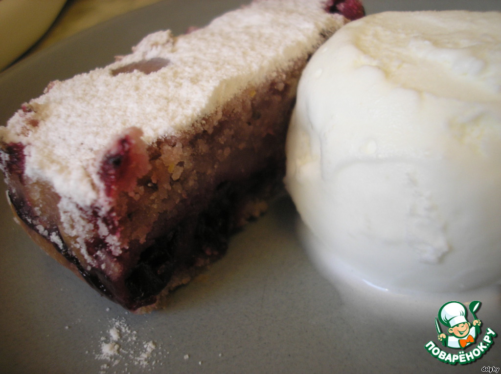 Pie with black currant and lemon