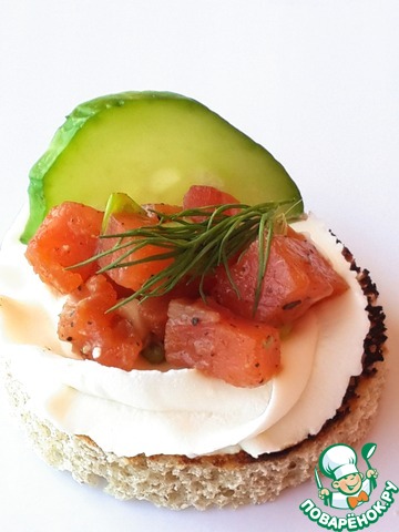 Canape with spicy marinated salmon