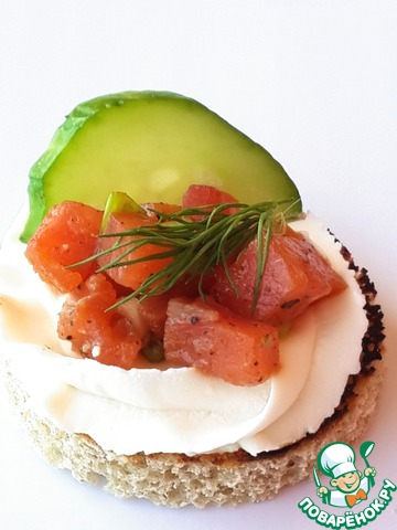 Canape with spicy marinated salmon
