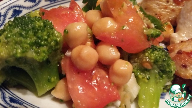 Salad garnish with chickpeas and broccoli