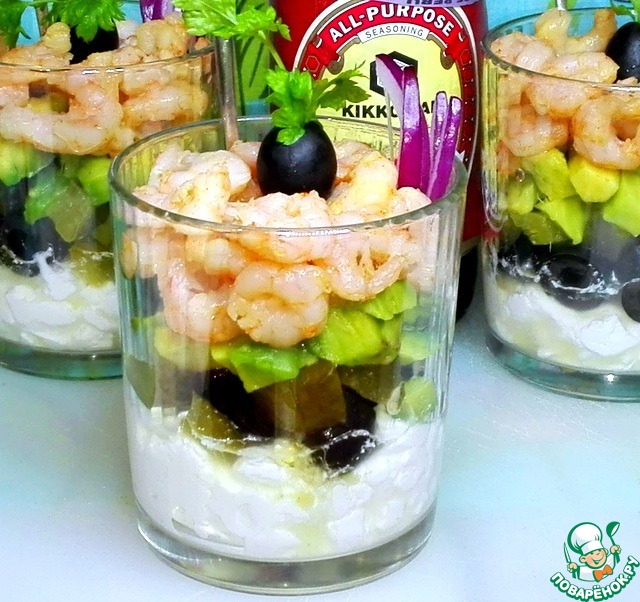 Salad with cottage cheese and shrimp