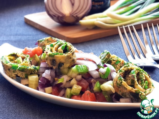 Salad with salmon and green omelet