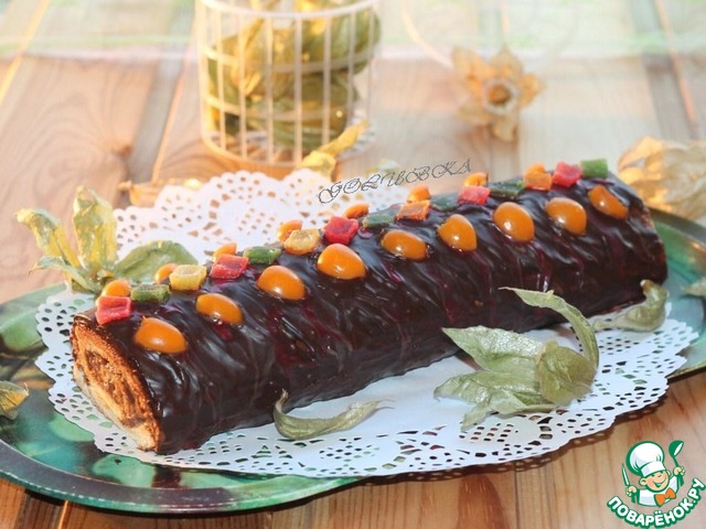 Ginger Swiss roll with cream and candied fruit