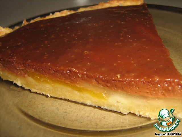 Cake with pears, chocolate and caramel