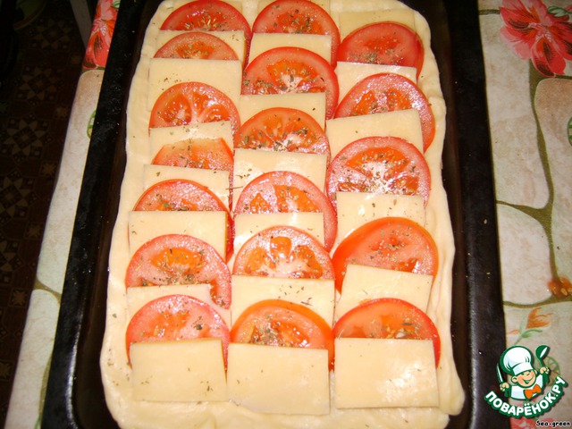 Pie with cheese and tomatoes