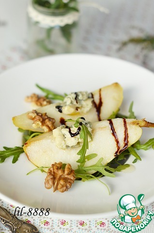 Жареная груша с голубым сыром и пряностями