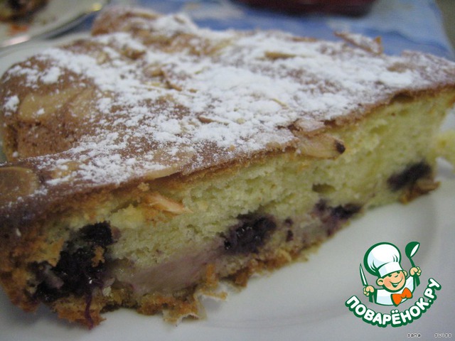 Pie with bananas, figs and blackberries