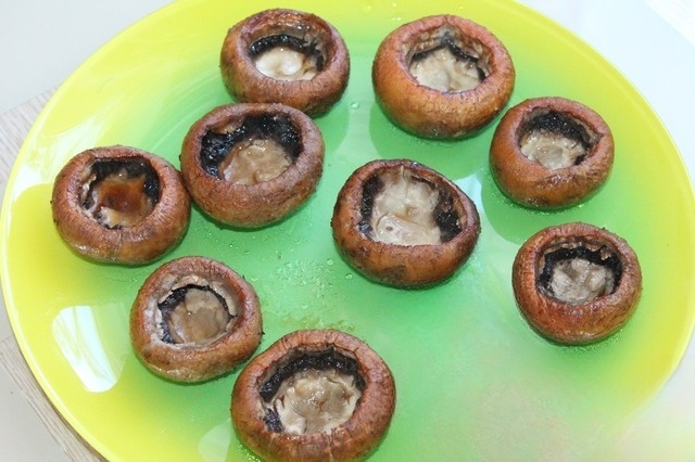 Mushrooms stuffed with vegetable mousses