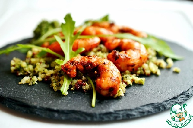 Киноа с песто и маринованные креветки