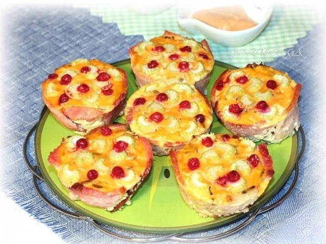 Eateries baskets with bacon and rice