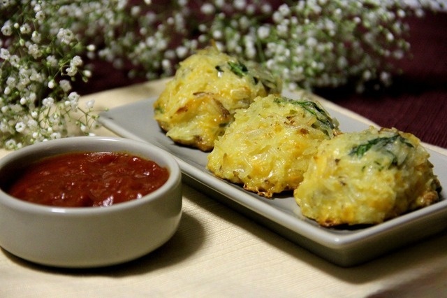 Spinach-rice balls with sauce 