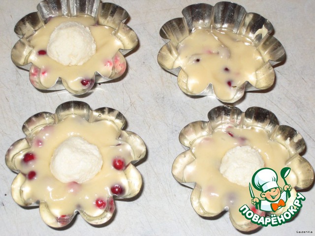 Cupcakes with cranberries and cream cheese filling