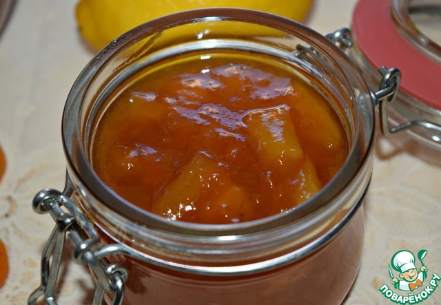 Jam from dried apricots and pineapple