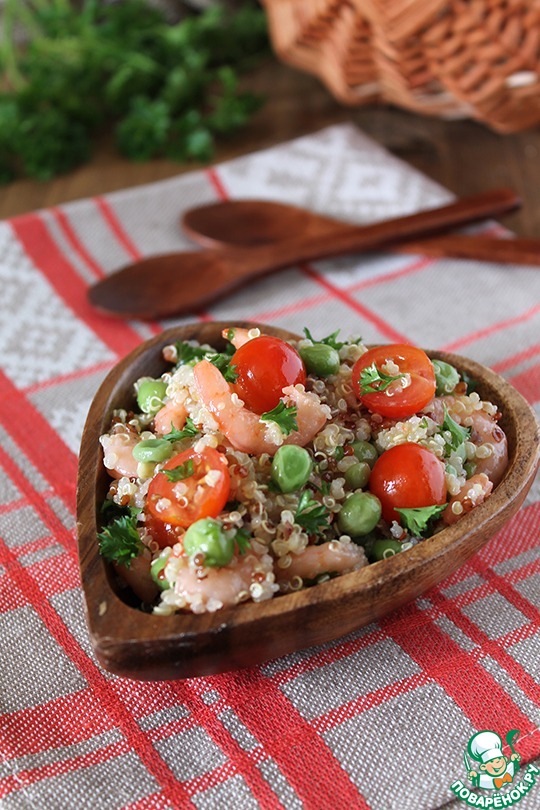 Salad of quinoa with green peas and shrimp