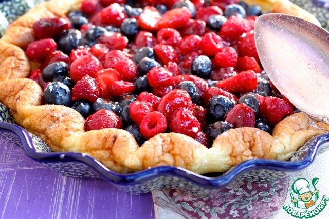 Baked pancake with berry filling