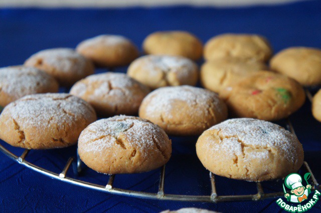 Crispy cookies with chocolate dragee