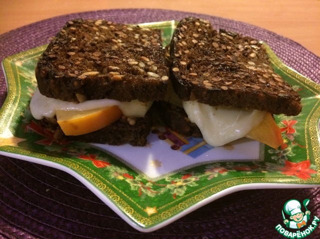 Sandwiches with persimmon and cheese