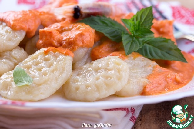 Gnocchi with shrimp sauce and sweet pepper