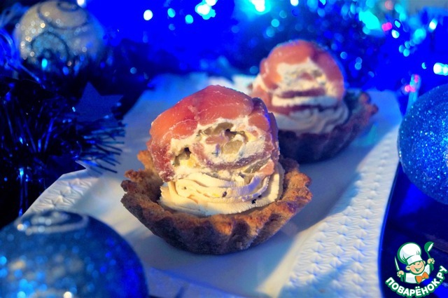 Хлебные пирожные с рыбными рулетиками