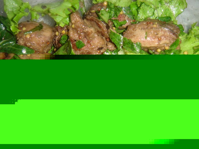 Salad with arugula and chicken livers