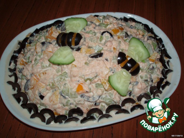 Salad with celery and tuna