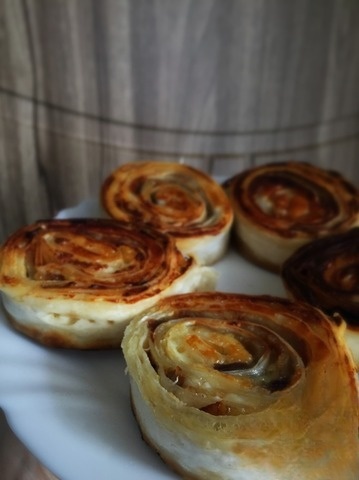 Hot rolls with bacon pita