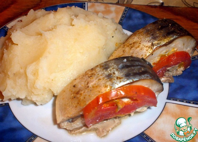 Mackerel with tomatoes baked in foil