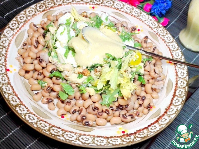 Salad with beans and chicken