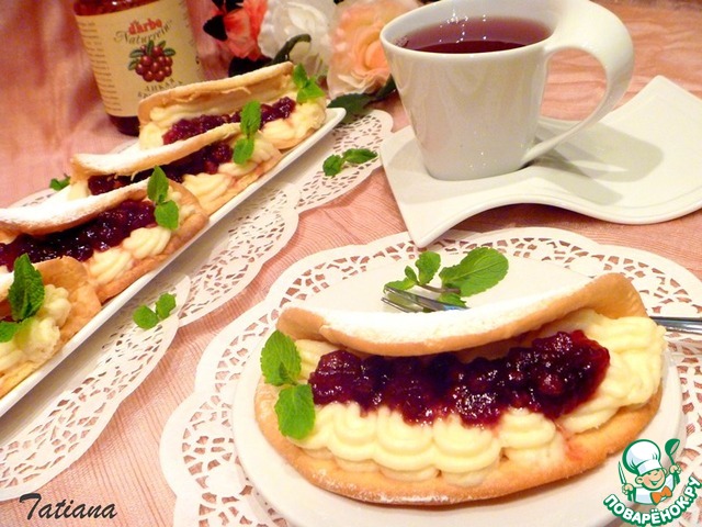 Cakes with marzipan cream and cranberry sauce